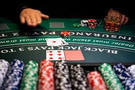 Antarmuka permainan Wolf Gold di platform gta slot menampilkan reel serigala dan pegunungan